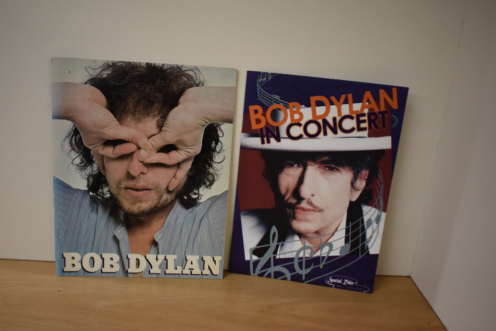 A selection of rare Bob Dylan magazines with prints , programmes and more on offer here - Image 4 of 5