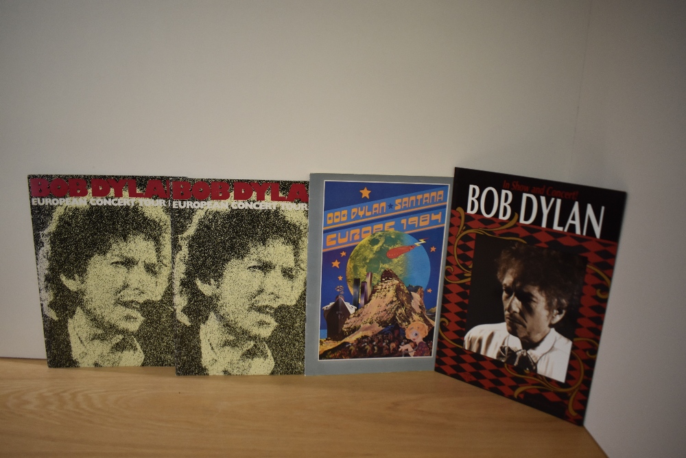 A selection of rare Bob Dylan magazines with prints , programmes and more on offer here - Image 3 of 5