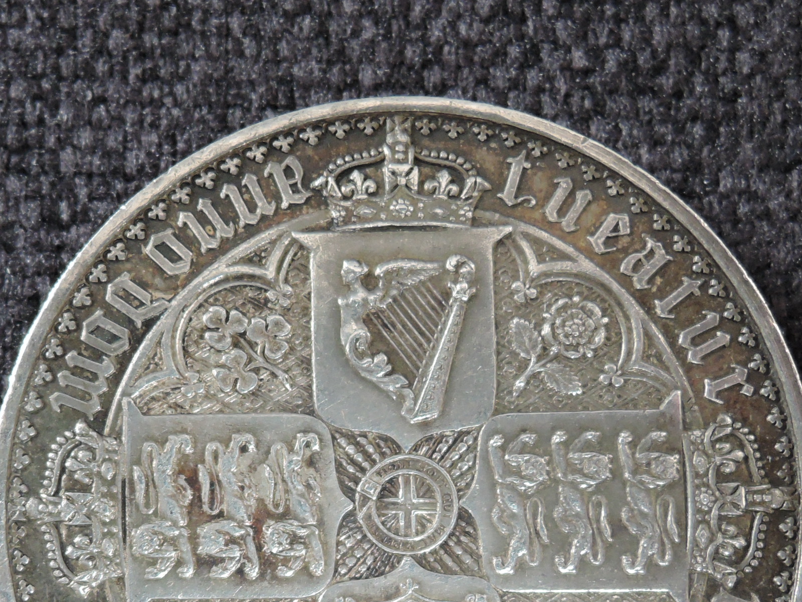 A Queen Victoria Silver 1847 Gothic Crown, Gothic Type Bust, Crowned Cruciform Shields, Emblems in - Bild 14 aus 19