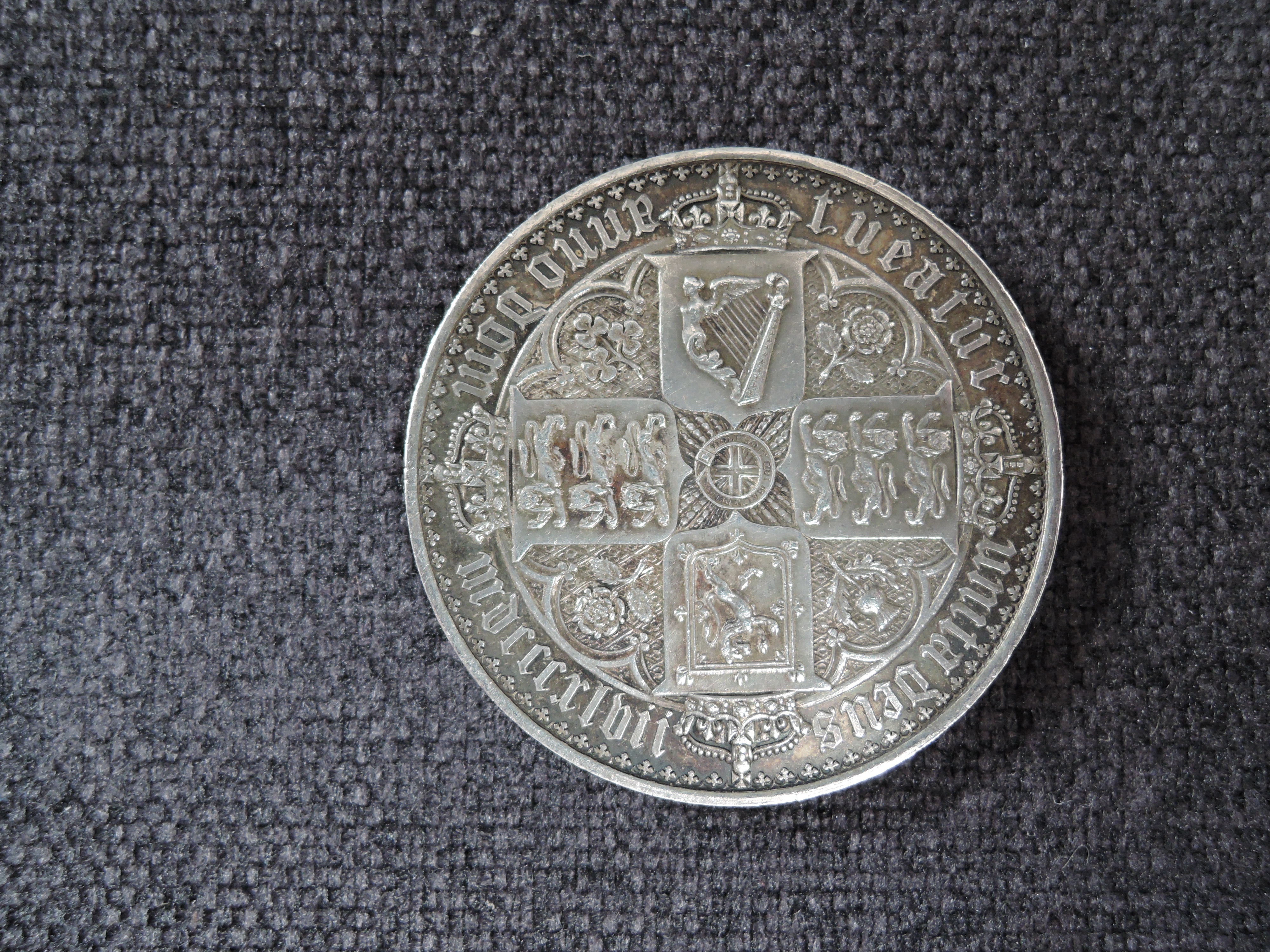 A Queen Victoria Silver 1847 Gothic Crown, Gothic Type Bust, Crowned Cruciform Shields, Emblems in - Bild 6 aus 19