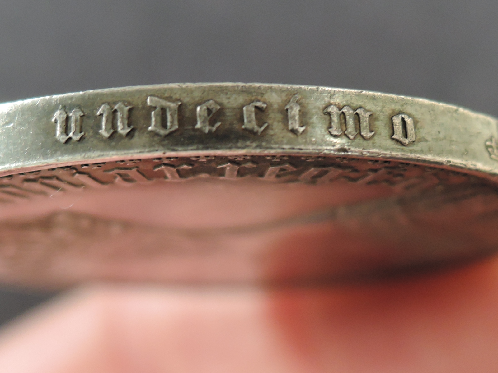 A Queen Victoria Silver 1847 Gothic Crown, Gothic Type Bust, Crowned Cruciform Shields, Emblems in - Bild 8 aus 19