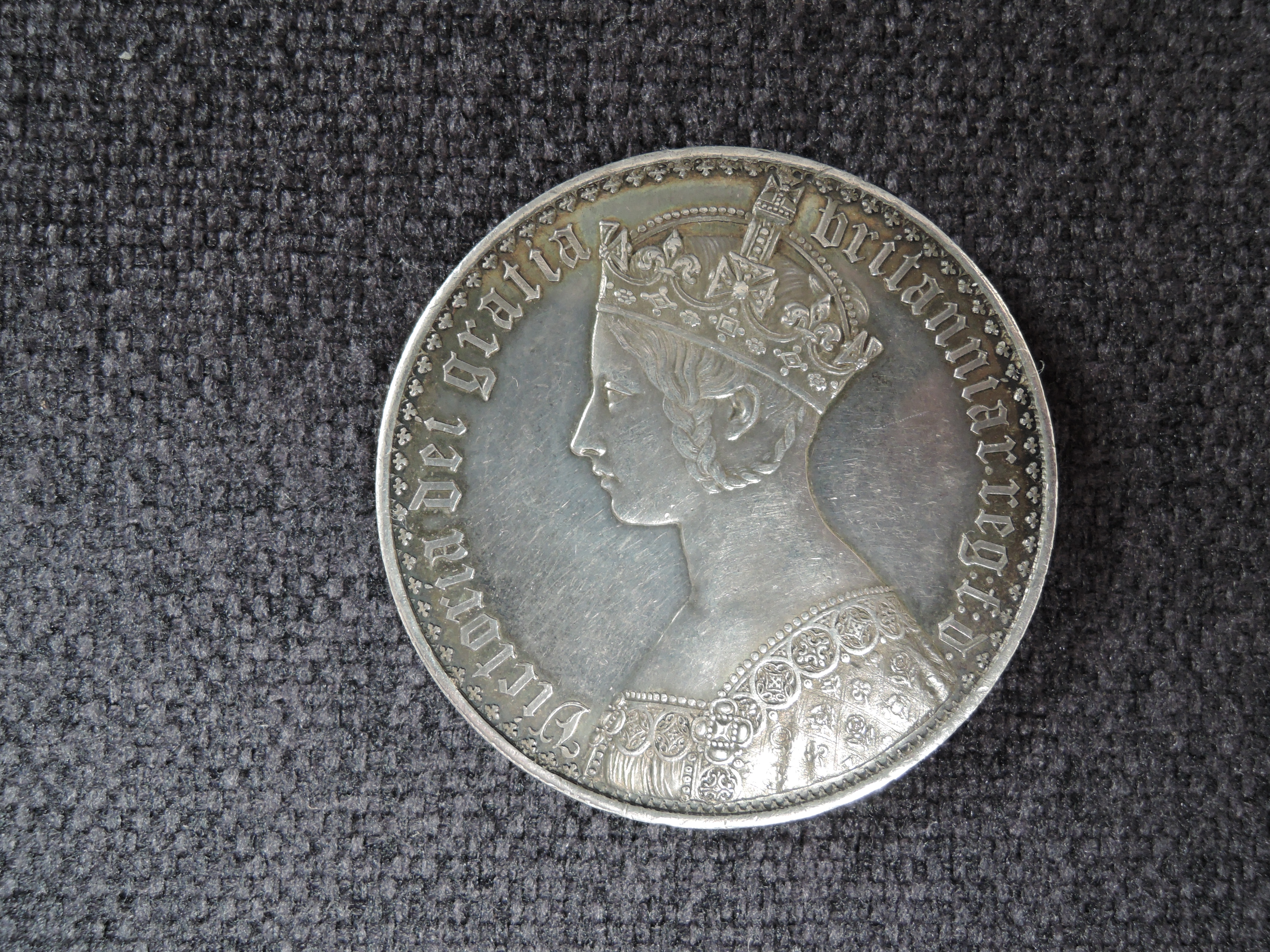 A Queen Victoria Silver 1847 Gothic Crown, Gothic Type Bust, Crowned Cruciform Shields, Emblems in - Image 4 of 19