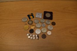 A collection of Coins including 1921 US Silver One Dollar having Denver Mint mark, Bunker Hill