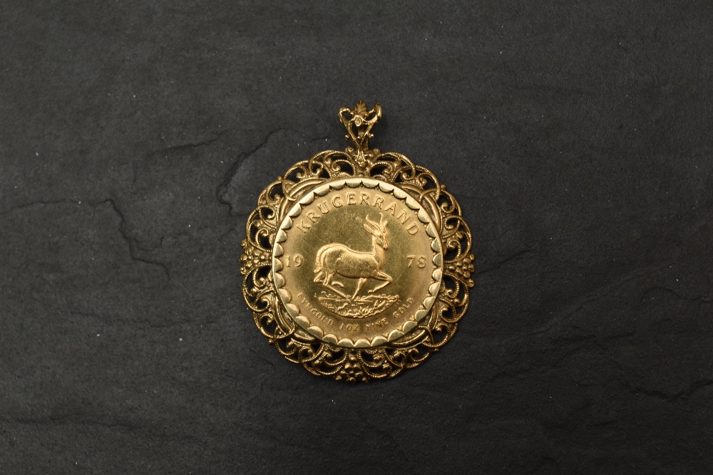 A 1978 South Africa 1oz Fine Gold Krugerrand in 9ct Gold pendant mount, total weight 45.3g