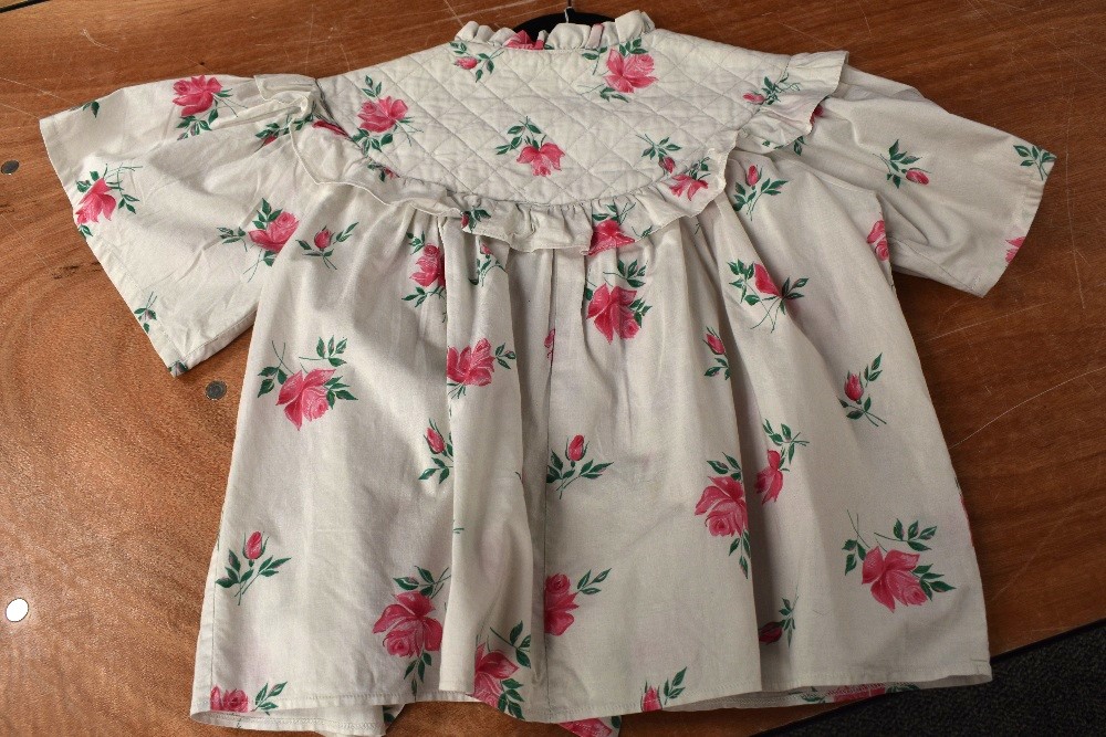 A 1950s cotton bed jacket, having bright rose pattern, quilted yolk and ribbon to fasten. - Image 3 of 3