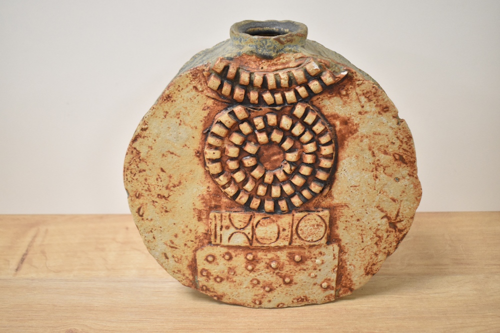 A mid-20th Century Troika style wheel vase, of brutalist design, measuring 26cm tall, showing some - Image 3 of 3