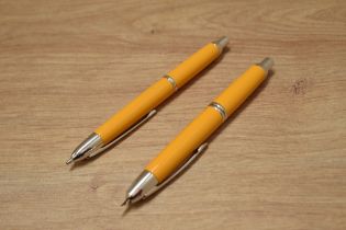 A boxed Pilot Vanishing point fountain pen and ballpoint pen set in deep yellow having Pilot 18K 750