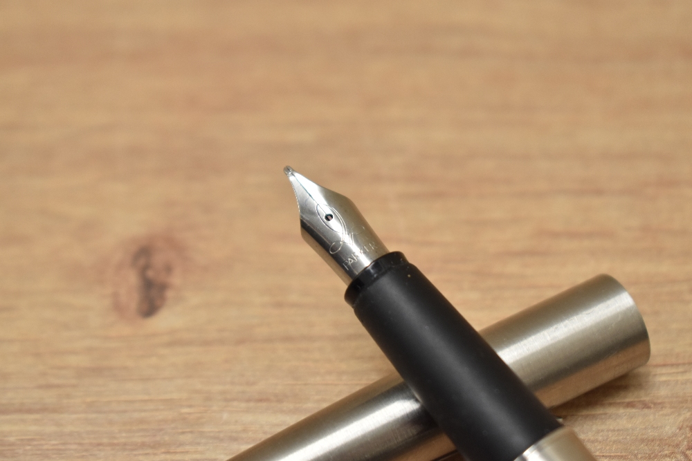 A Parker Frontier converter fill fountain pen in brushed steel having Parker nib. - Bild 2 aus 3