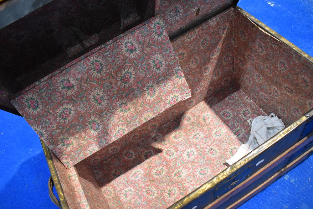 A traditional travel trunk having lined interior, dimensions approx 81 x 51 x 61cm - Image 2 of 2