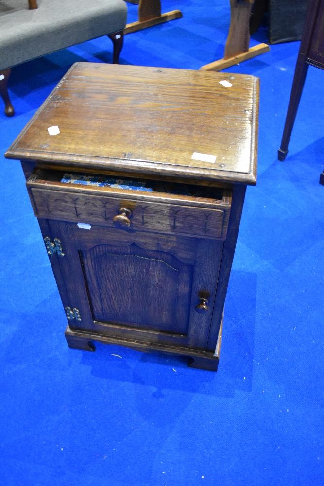 A nice quality reproduction oak bedside cabinet, width approx 40cm