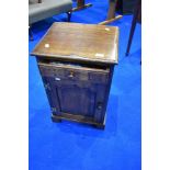 A nice quality reproduction oak bedside cabinet, width approx 40cm