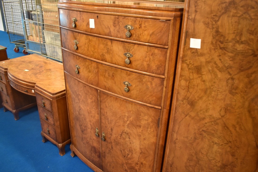 An early to mid 20th Century walnut bedroom suite, Waring & Gillow - Image 2 of 3