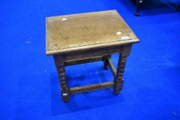 A nice quality reproduction oak occasional table, width approx 46cm