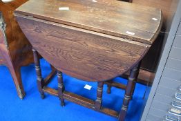 An early 20th Century oak gateleg table, approx 107 x 66cm