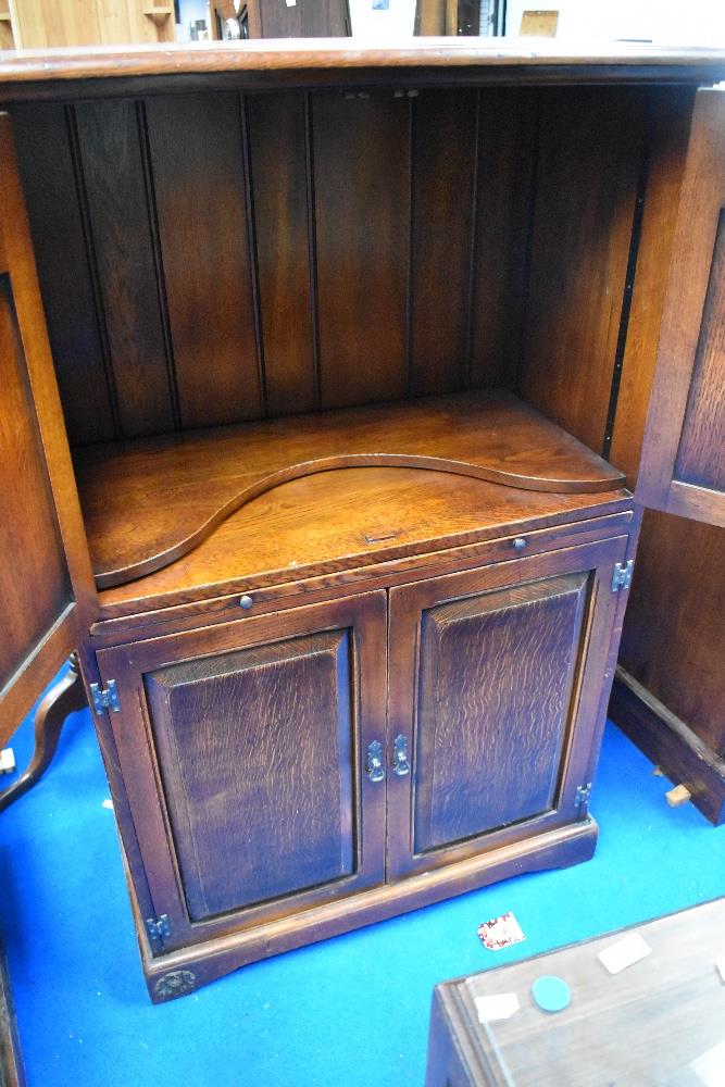 A nice qualty reproduction oak cocktail cabinet, by The Royal Oak Furniture Company, dimensions - Image 2 of 2