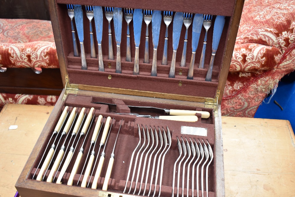 A vintage walnut canteen of cutlery - Image 2 of 2