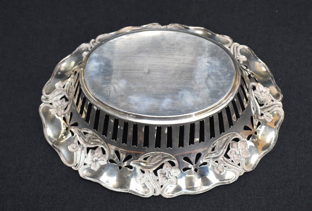 An Edwardian Art Nouveau dish of flared oval and pierced form having embossed floral decoration - Image 4 of 6