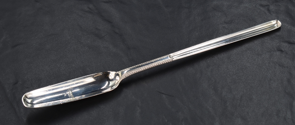 A George III silver marrow scoop, of conventional design with bead-moulding to the central grip, the