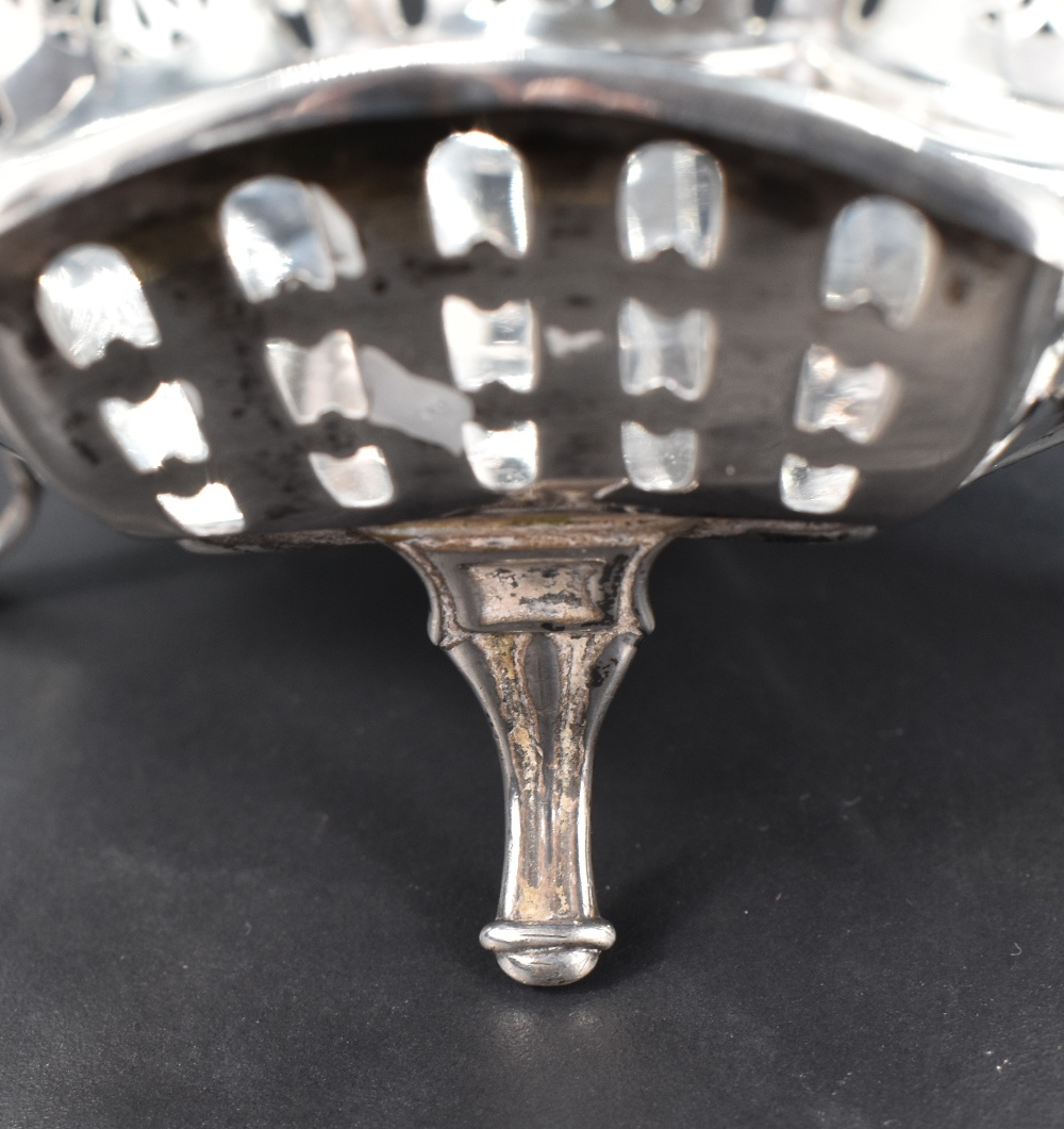 An Edwardian silver stout gravy boat, having a slightly flared shaped rim with open scrolled - Image 3 of 6