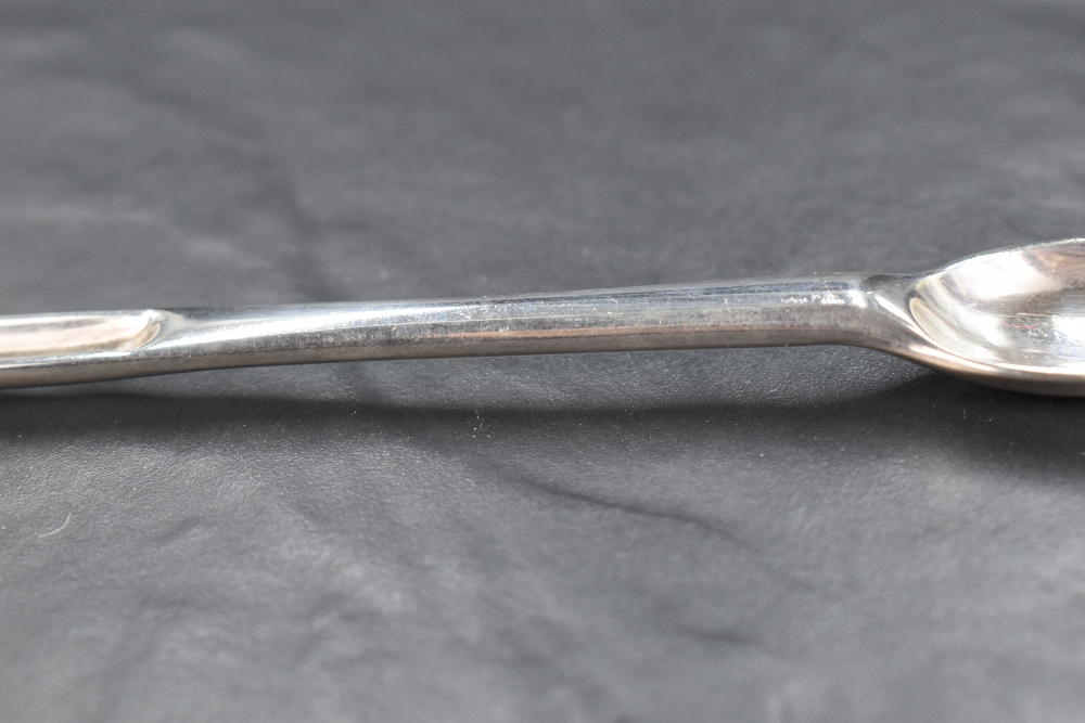 An early George II silver marrow scoop, of plain conventional design, with rounded central grip - Image 4 of 4