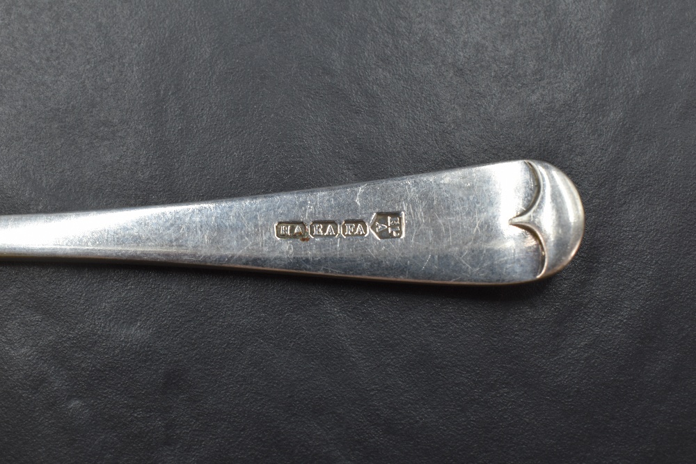 Two silver-plated Old English pattern marrow scoops, single scoops opposed by slender tapering - Image 4 of 4