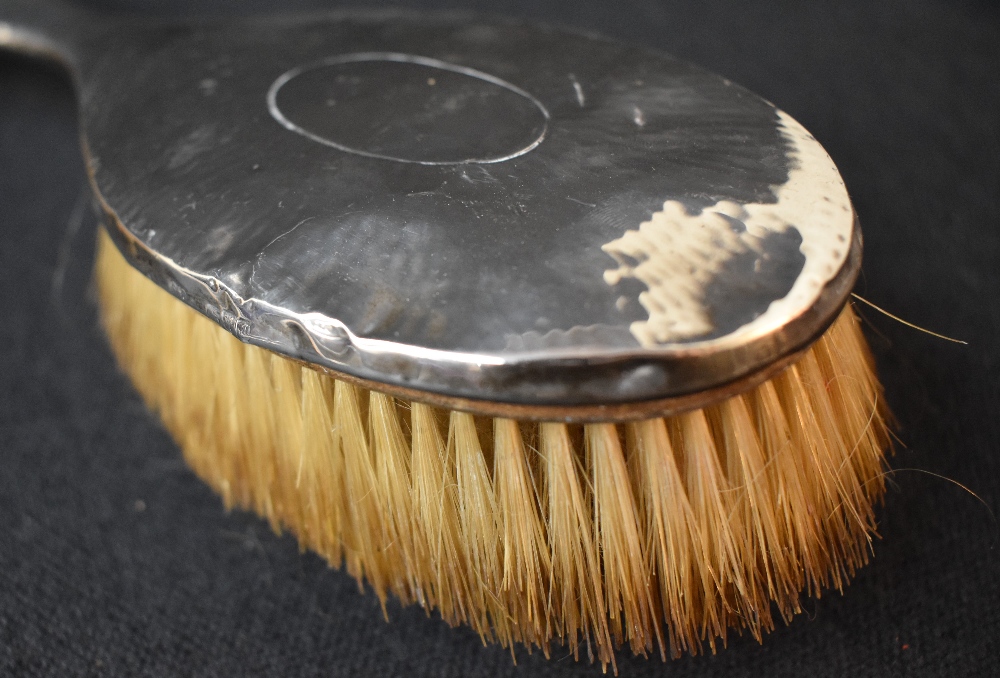 An Edwardian two-piece silver dressing table set, comprising a hairbrush and mirror having planished - Image 6 of 10