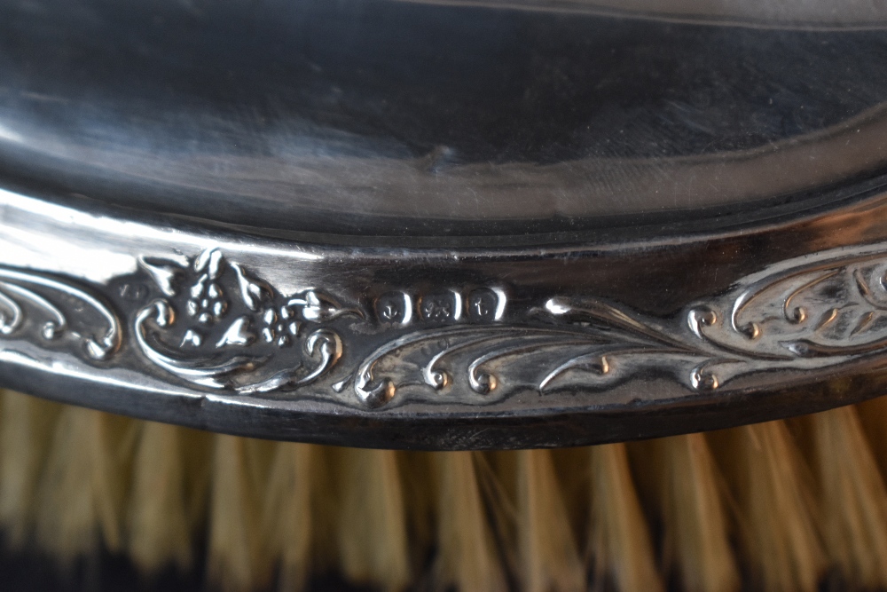 An Edwardian two-piece silver dressing table set, comprising a hairbrush and mirror having planished - Image 9 of 10