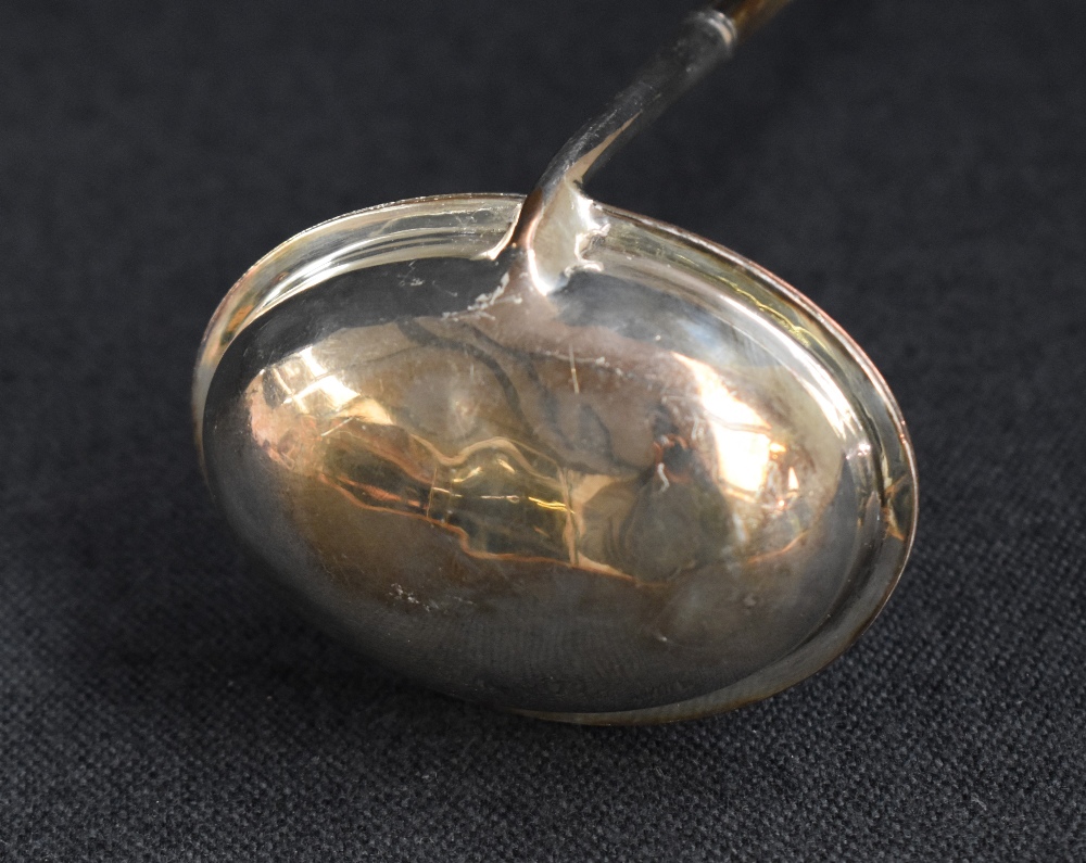 A Georgian white metal and Baleen toddy ladle of traditional form, approx. 29cm - Image 4 of 4