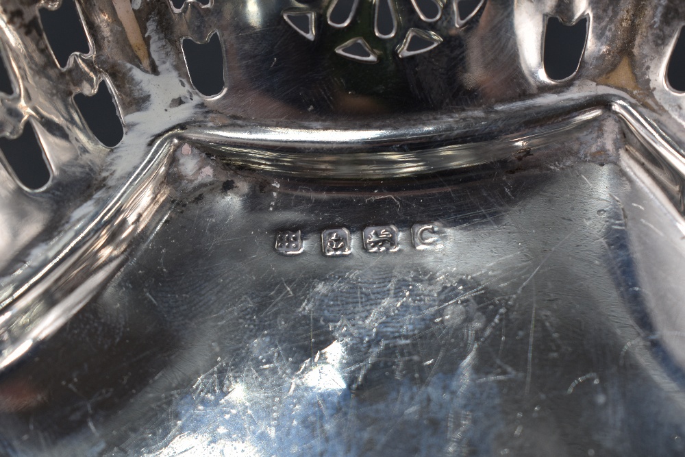 An Edwardian silver stout gravy boat, having a slightly flared shaped rim with open scrolled - Image 4 of 6