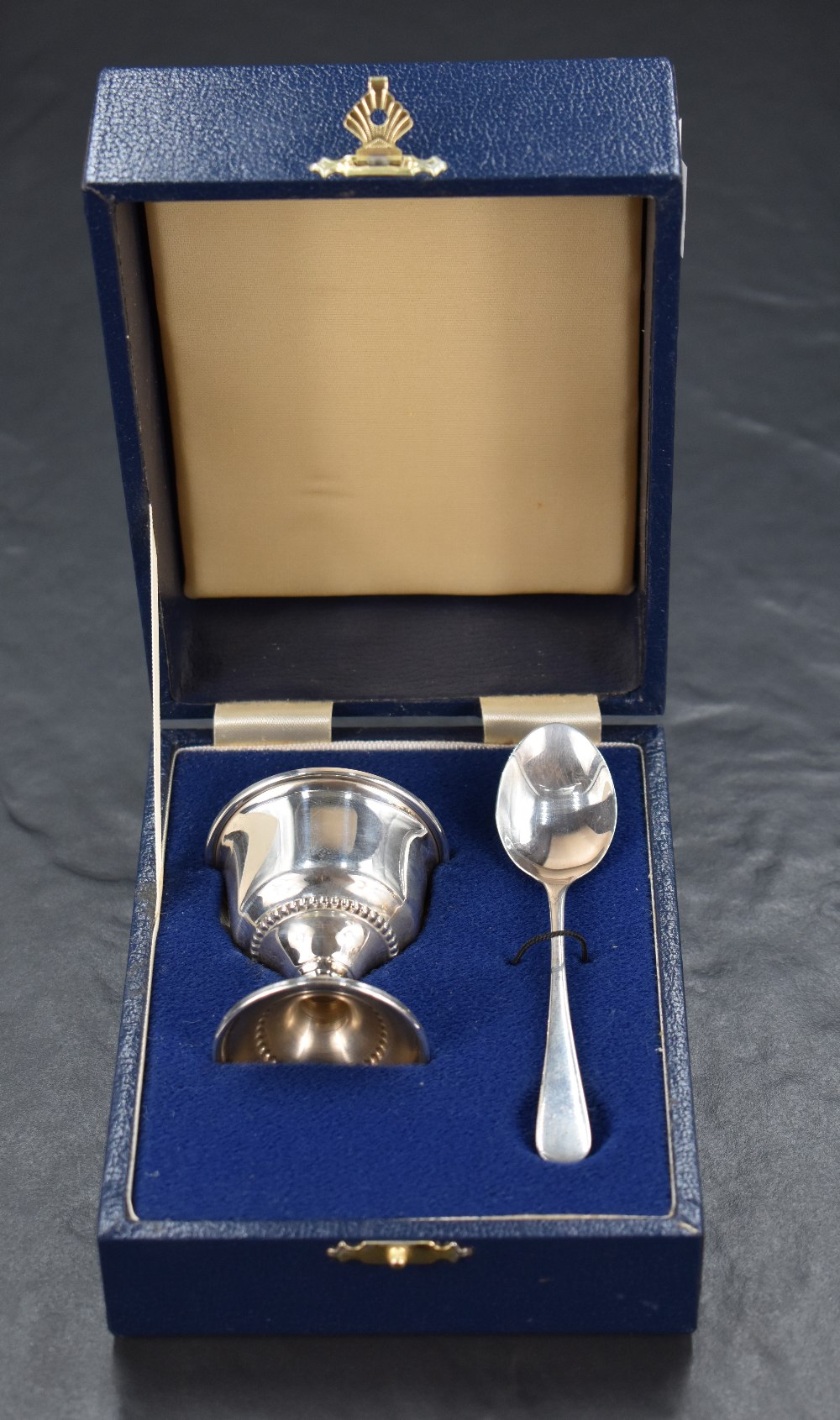 An Elizabeth II cased silver egg cup and spoon set, having a slightly flared rim and beaded - Image 5 of 5