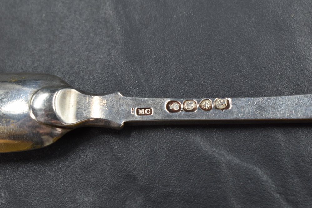 An early Victorian silver marrow scoop, of conventional form with flared shoulders and shallow - Bild 5 aus 6