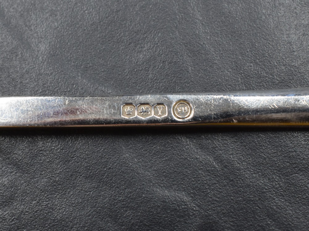 A Queen Elizabeth II silver marrow scoop, of conventional design with pronounced drop to the broader - Bild 3 aus 4