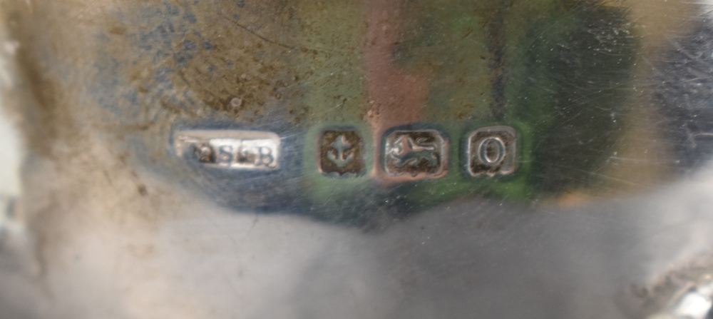 An Edwardian silver stout gravy boat, having a slightly flared shaped rim with open scrolled - Image 6 of 6