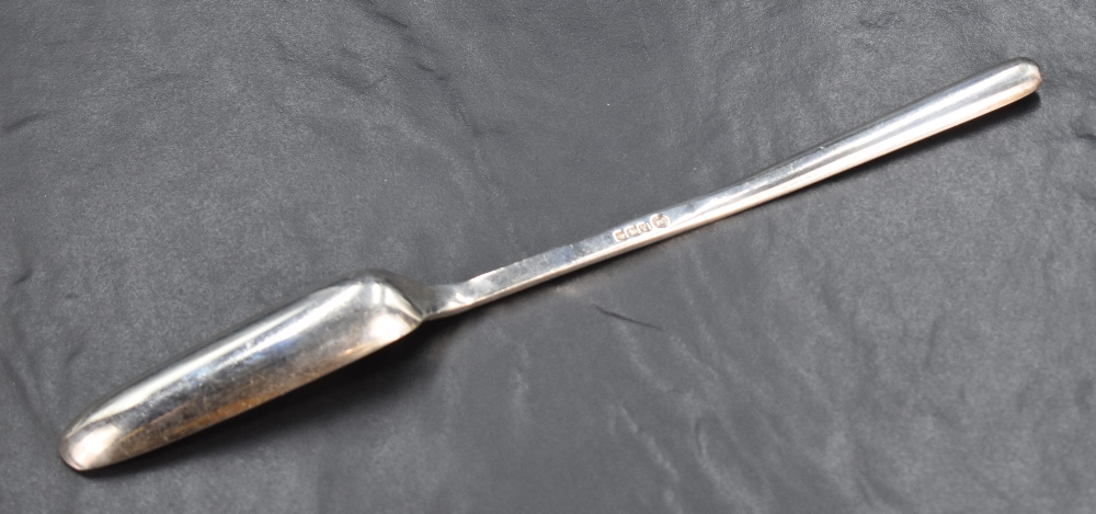 A Queen Elizabeth II silver marrow scoop, of conventional design with pronounced drop to the broader - Bild 2 aus 4