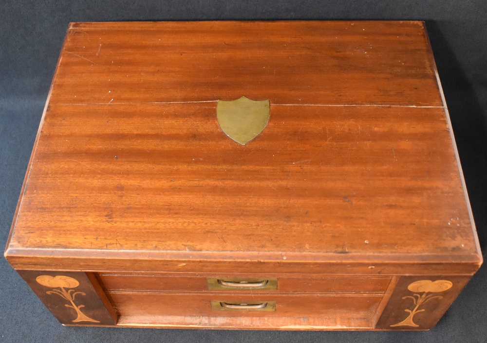 An Art Nouveau mahogany canteen, having a central brass shield inlay, brass handles and decorative - Image 3 of 6