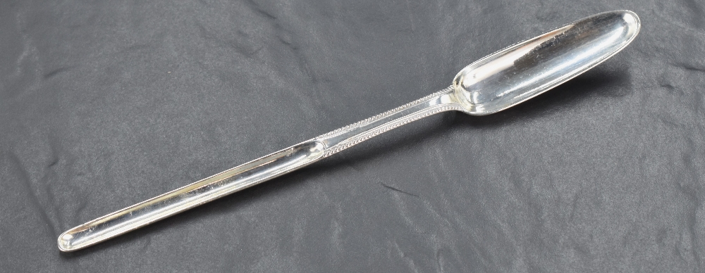 A George III silver marrow scoop, of conventional design with bead-moulding to the central grip, the