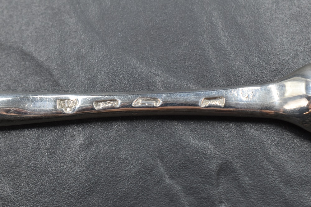 An early George II silver marrow scoop, of plain conventional design, with rounded central grip - Image 3 of 4