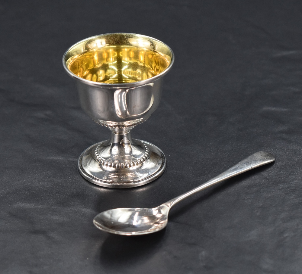 An Elizabeth II cased silver egg cup and spoon set, having a slightly flared rim and beaded - Image 2 of 5