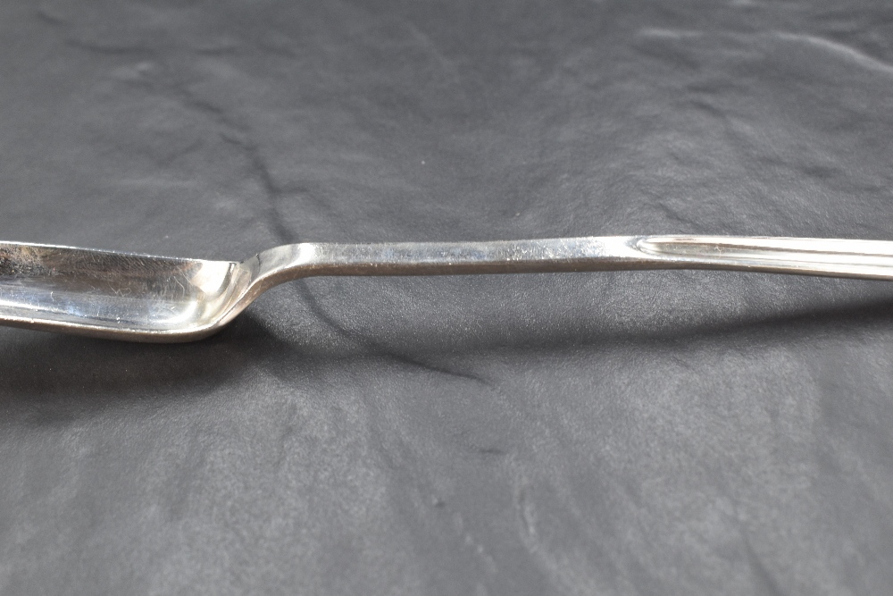 A Queen Elizabeth II silver marrow scoop, of conventional design with pronounced drop to the broader - Bild 4 aus 4