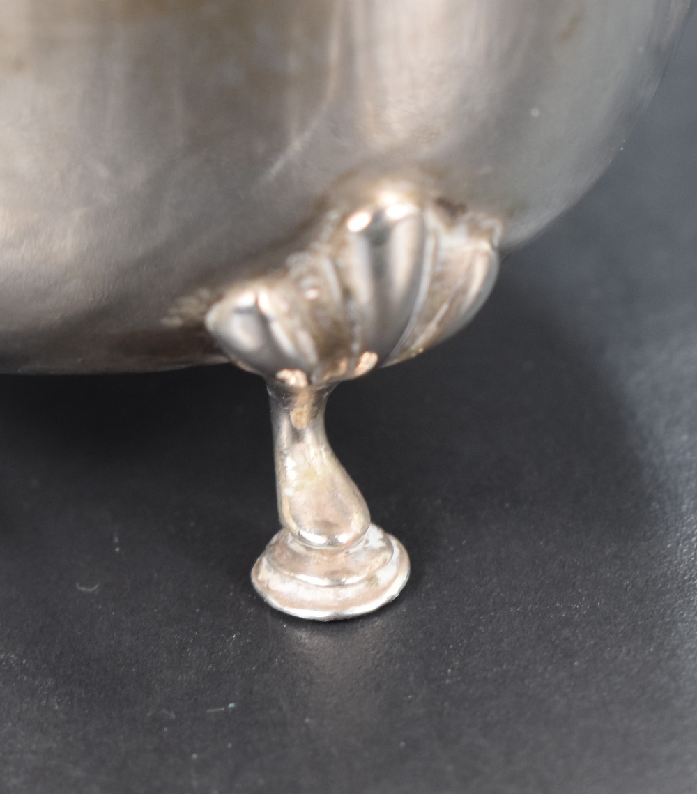 An Edwardian silver stout gravy boat, having a slightly flared shaped rim with open scrolled - Image 5 of 6
