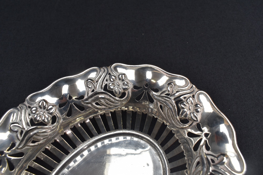 An Edwardian Art Nouveau dish of flared oval and pierced form having embossed floral decoration - Image 5 of 6