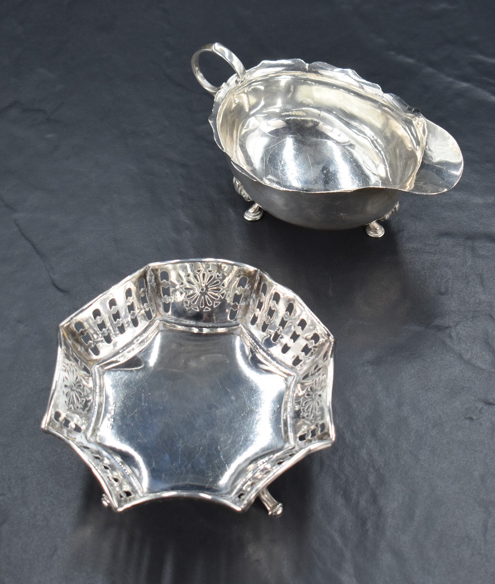 An Edwardian silver stout gravy boat, having a slightly flared shaped rim with open scrolled