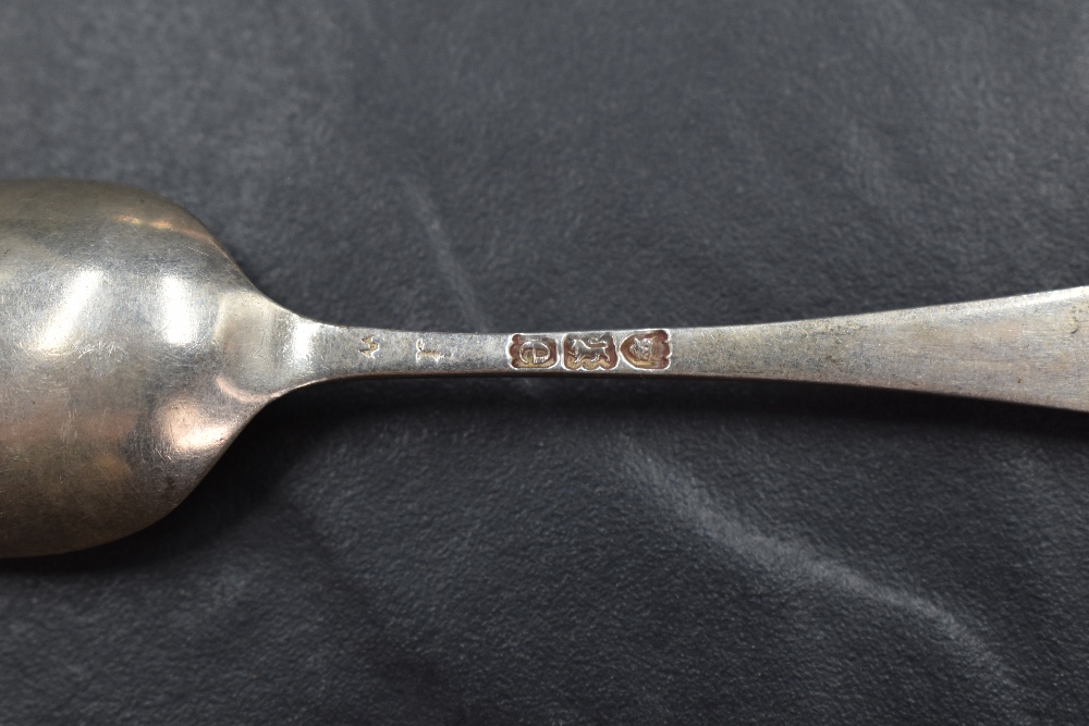 A set of seven late Victorian teaspoons of Hanoverian design, having foliate scroll decoration and - Image 4 of 4