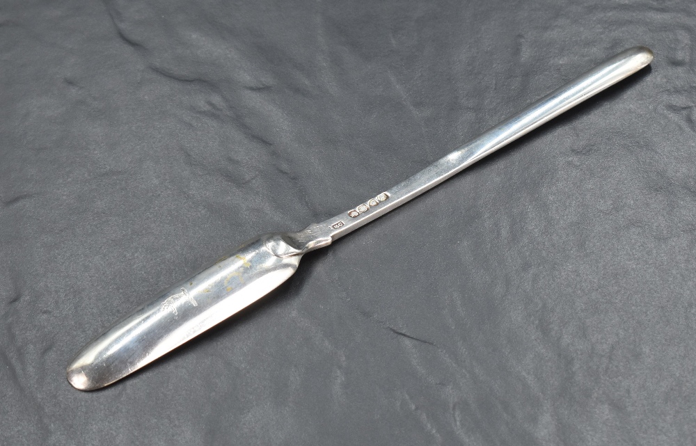 An early Victorian silver marrow scoop, of conventional form with flared shoulders and shallow - Bild 3 aus 6