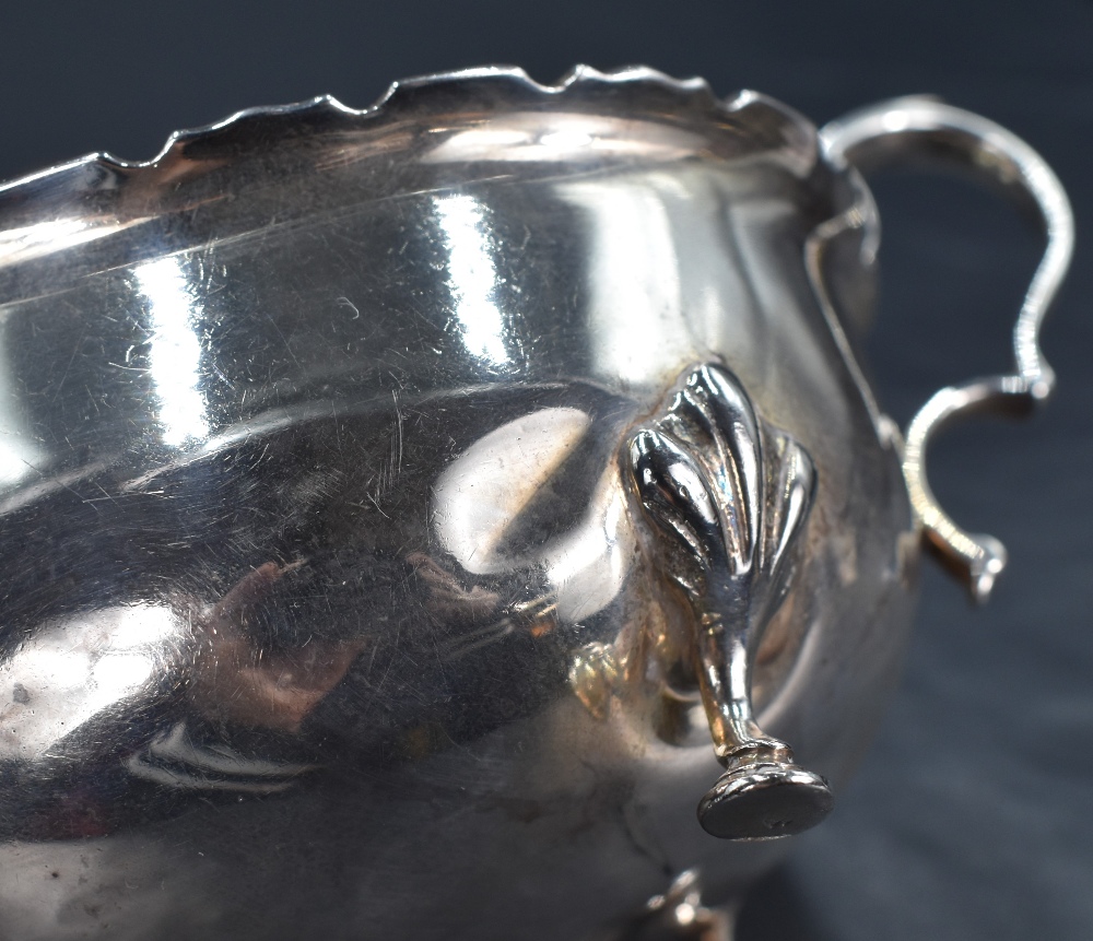 A George V silver sauce or gravy boat of traditional design, with Chippendale style rim, generous - Bild 5 aus 5