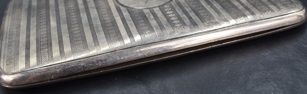 A George V silver cigarette case of rectangular form, having vertical stripes of engine turned - Bild 6 aus 7