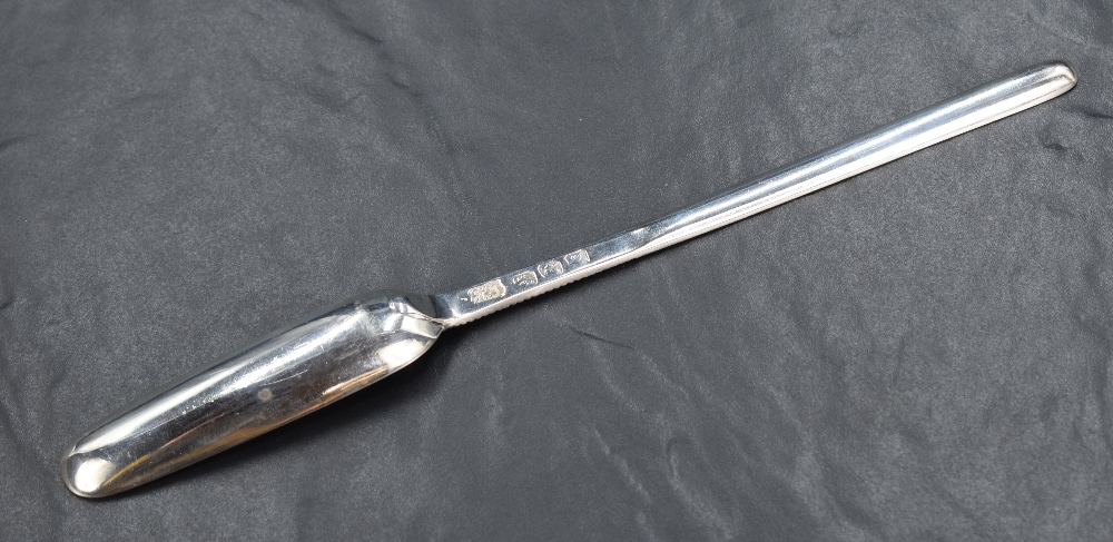 A George III silver marrow scoop, of conventional design with bead-moulding to the central grip, the - Bild 2 aus 4