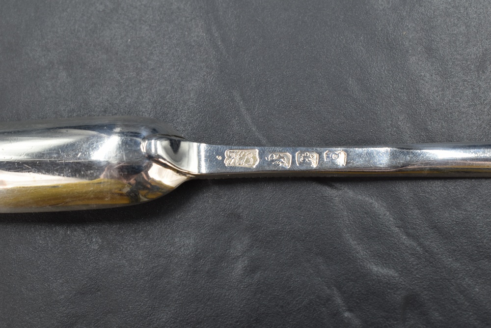 A George III silver marrow scoop, of conventional design with bead-moulding to the central grip, the - Bild 3 aus 4