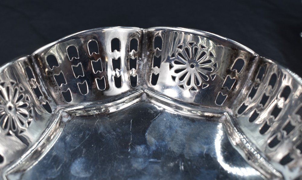 An Edwardian silver stout gravy boat, having a slightly flared shaped rim with open scrolled - Image 2 of 6