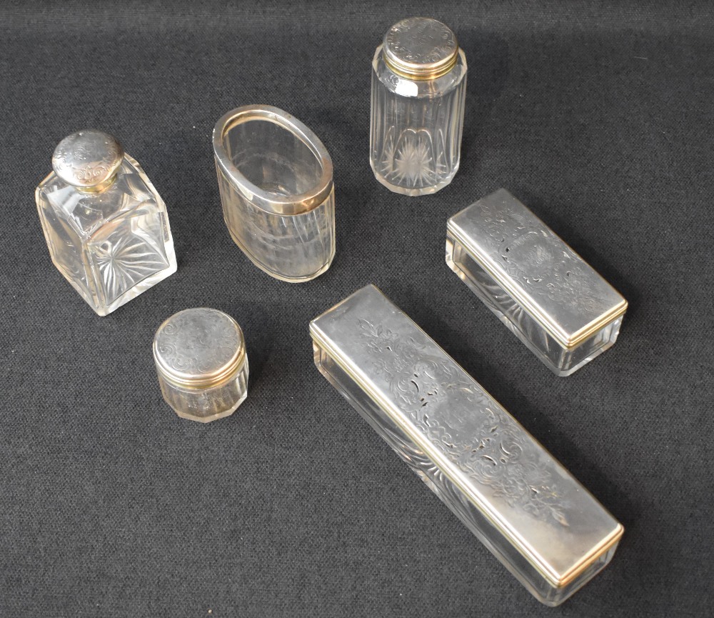 A collection of silver topped and mounted dressing table wares, including a Victorian cut glass - Bild 3 aus 4